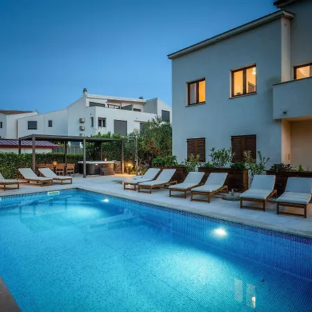Apartment Strandnahes Mit Jacuzzi, Meerblick, Pool, Privatem Balkon, Nur 100 Meter Zum Funtana