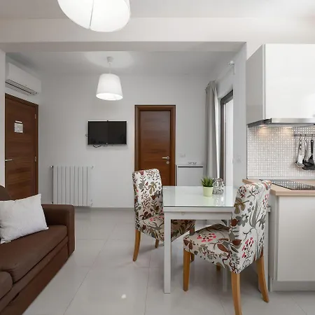 Apartment Strandnahes Mit Jacuzzi, Meerblick, Pool, Privatem Balkon, Nur 100 Meter Zum Funtana